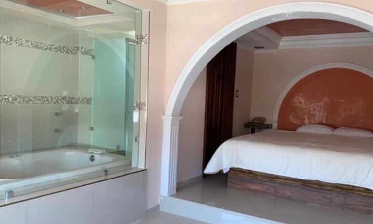 ウアスカ・デ・オカンポにあるHotel La Condesaのベッドルーム(ベッド1台、バスタブ付)