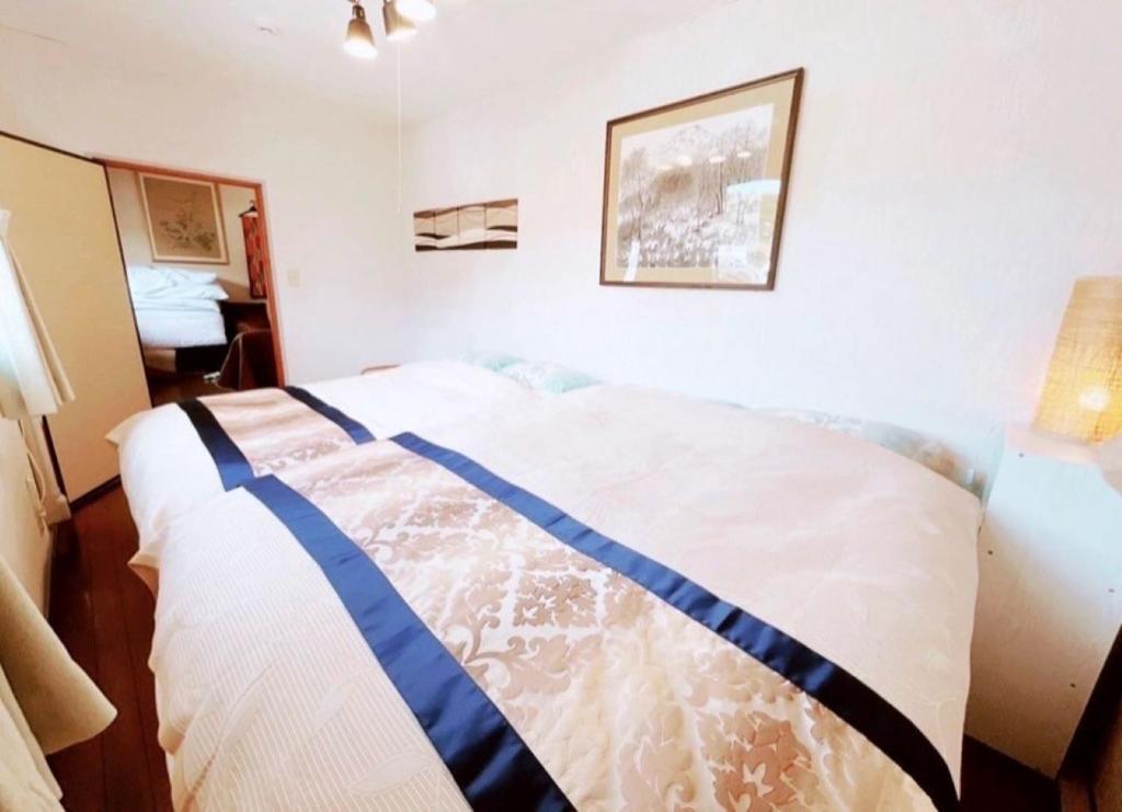 - une chambre avec un lit dans l'établissement Minpaku Ise Shima 201, à Ise
