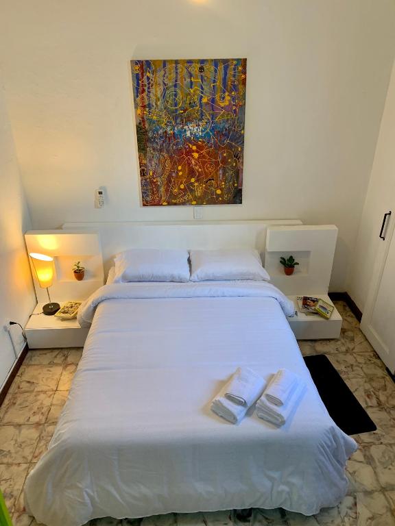 Postel nebo postele na pokoji v ubytování Casa Blanca San Antonio Hostal Boutique