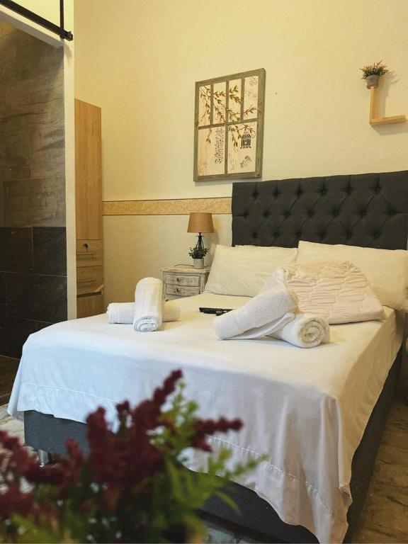 Postel nebo postele na pokoji v ubytování Casa Blanca San Antonio Hostal Boutique