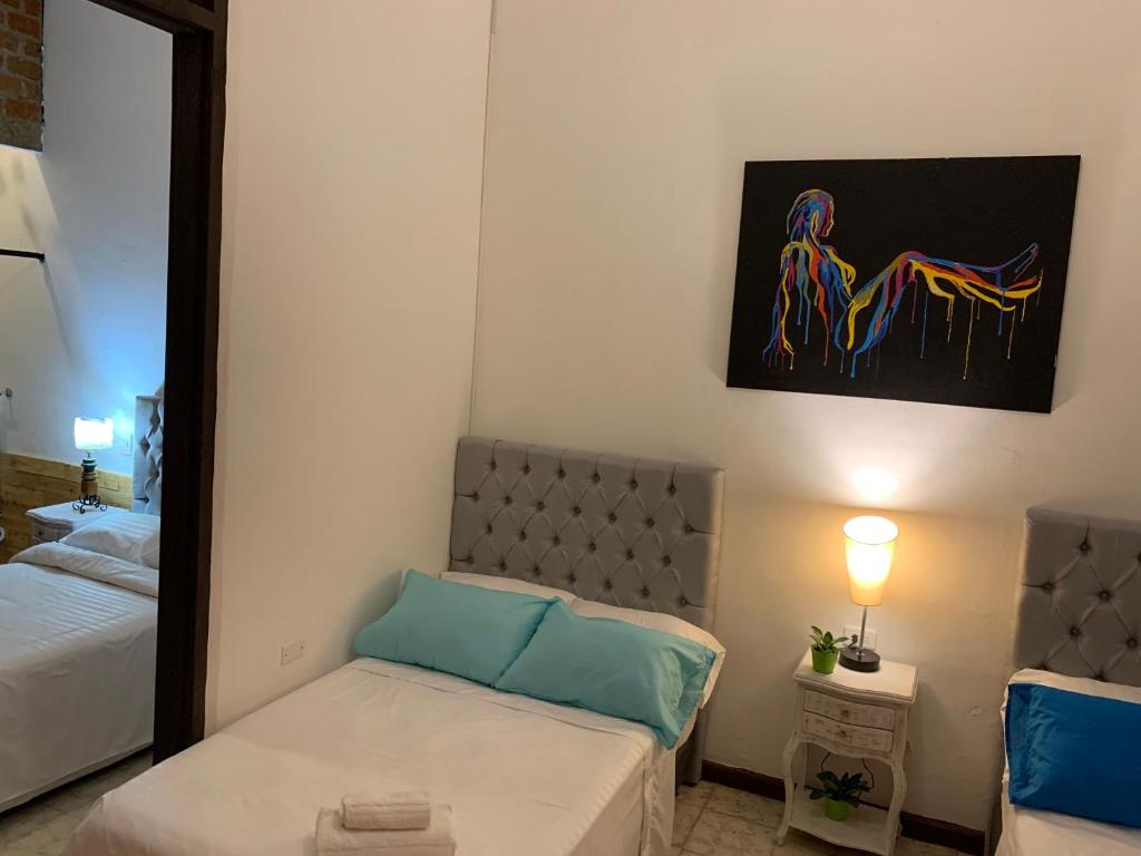 Postel nebo postele na pokoji v ubytování Casa Blanca San Antonio Hostal Boutique