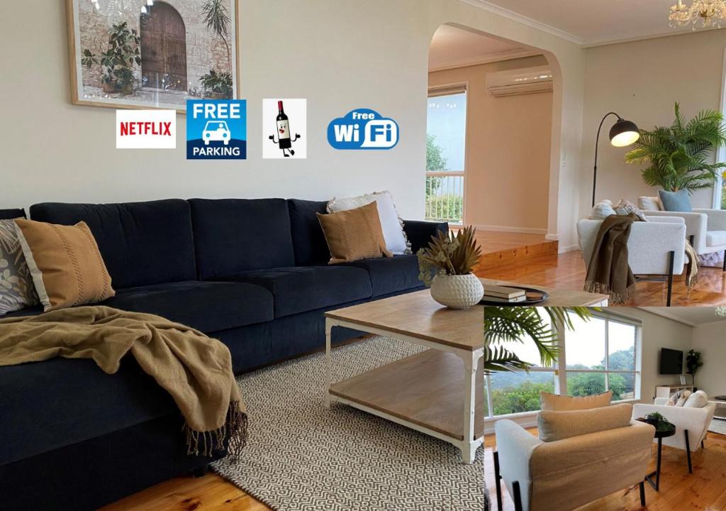 sala de estar con sofá azul y mesa en BerwickHills Stylish 3 BdrmHome *Free Wifi*NetFlix, en Berwick