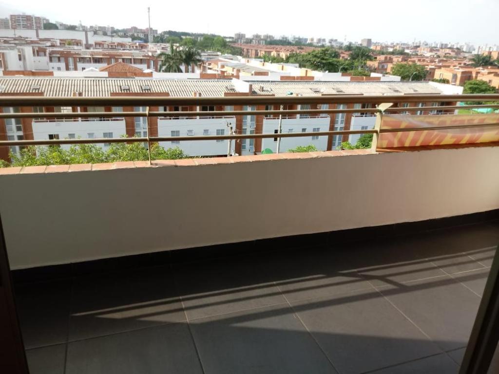 een balkon met uitzicht op de stad bij Habitación en apartamento con ubicación estratética mejor sector sur in Cali