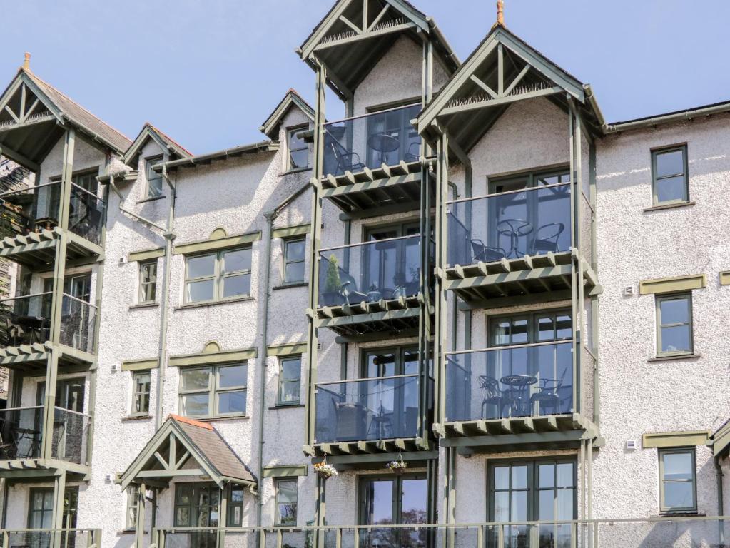 een appartementencomplex met glazen balkons bij Claife Heights in Windermere