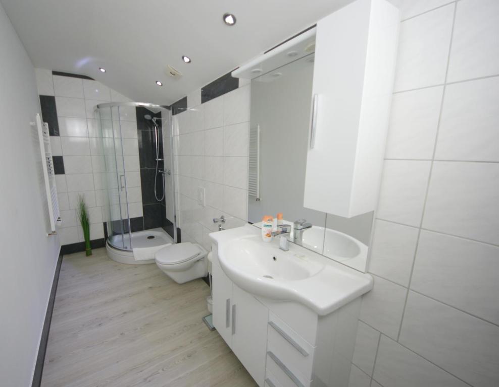 Koupelna v ubytování Hotel am Rosenplatz,24 Stunden Check in, kostenfreie Parkplätze
