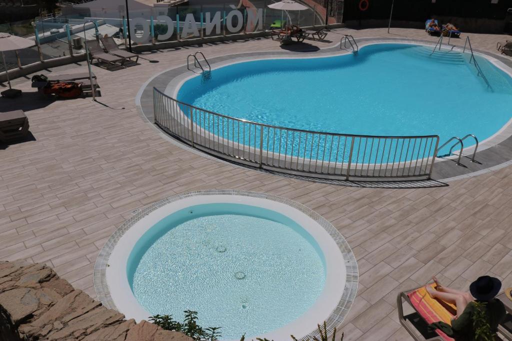 Bazén v ubytovaní BIG sun terrace renovated 2-bedroom luxury duplex alebo v jeho blízkosti