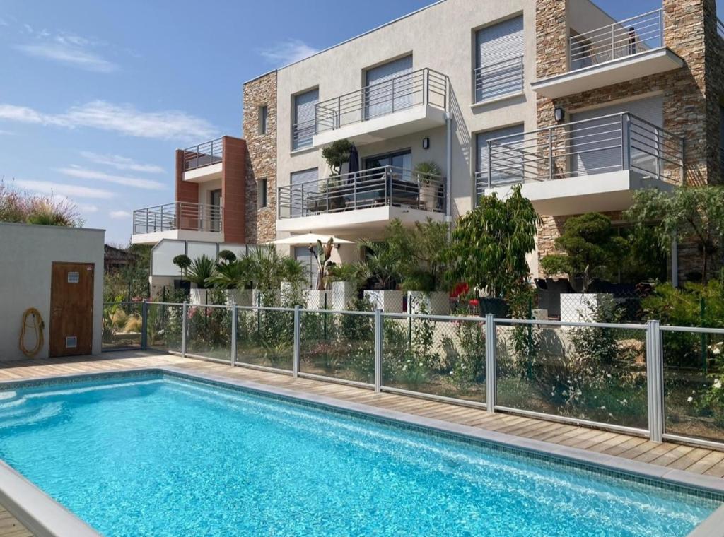 une piscine devant un immeuble dans l'établissement Perfect place to stay In Juan-les-Pins, à Antibes