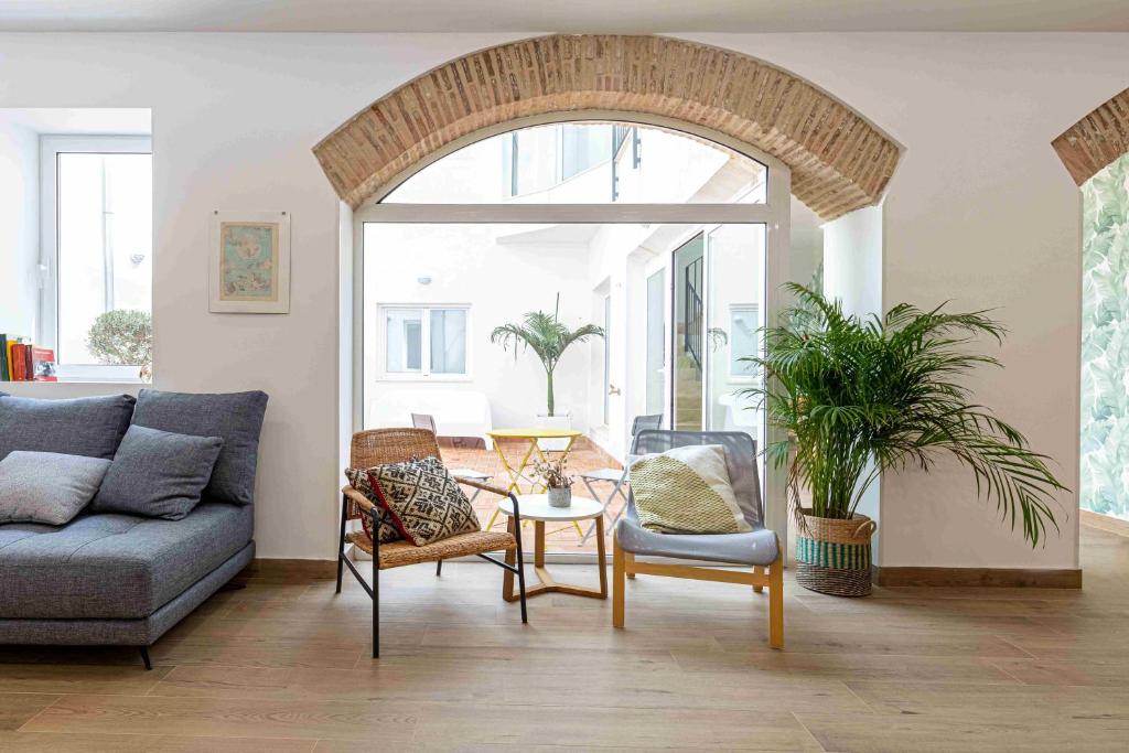 een woonkamer met een bank, stoelen en een tafel bij Residencia Demar in Godella