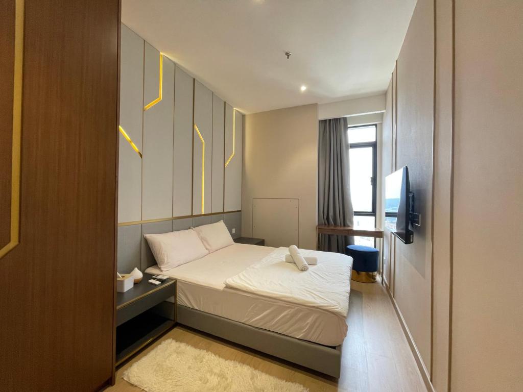 Cette petite chambre comprend un lit et une télévision. dans l'établissement Hill10 Residence i-City by VEE -Wifi & Netflix - Comfy & Cozy, à Shah Alam