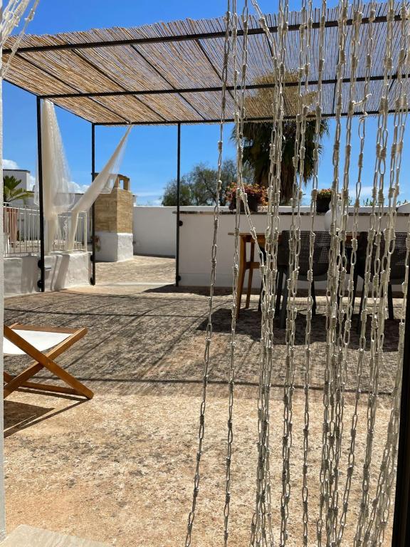 a swing with chains hanging from a roof at CORTE LARGO LAURO DIMORE & SPA in Gemini