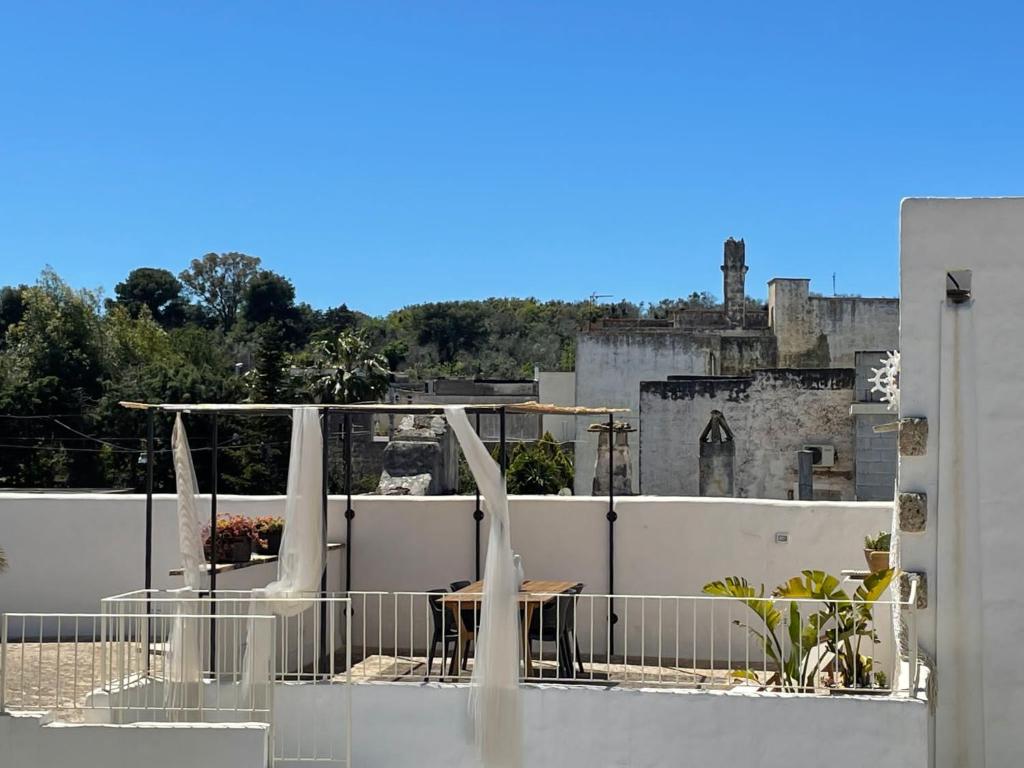 a view from the roof of a building with tables and umbrellas at CORTE LARGO LAURO DIMORE & SPA in Gemini