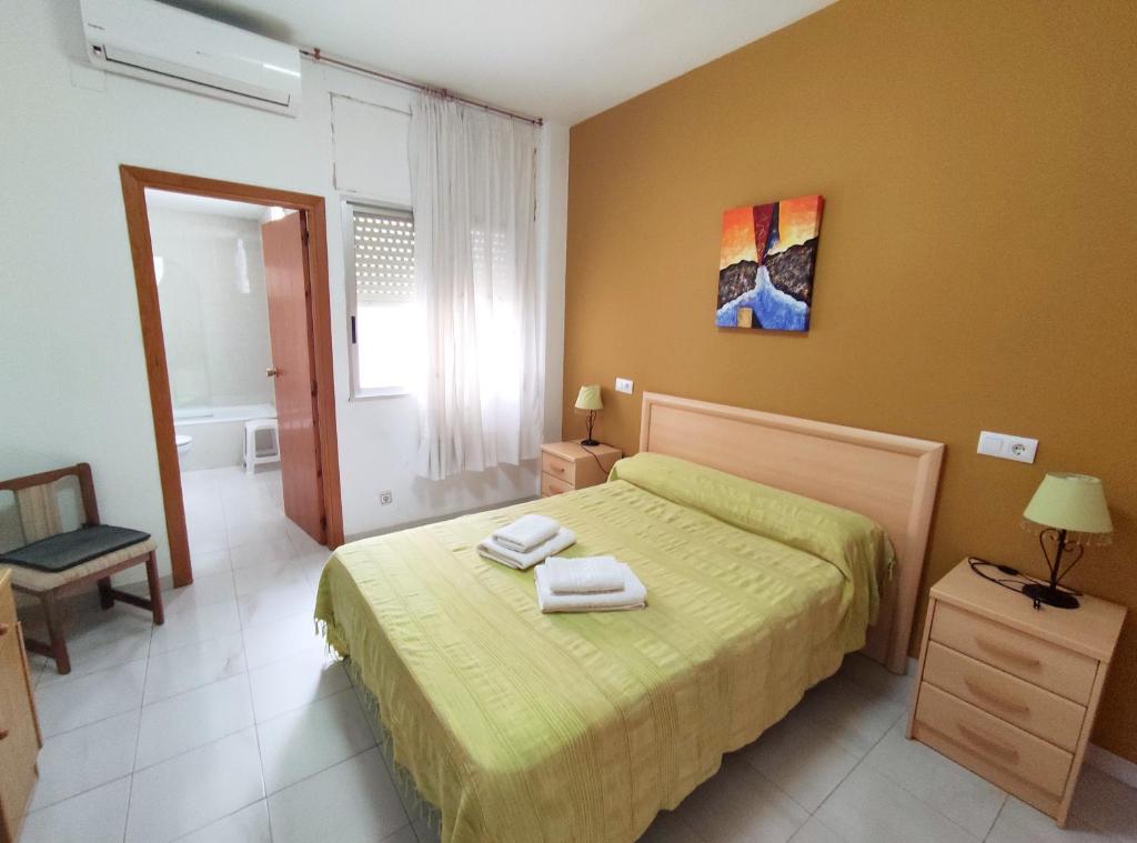 1 dormitorio con 1 cama con 2 toallas en Hostal Neus en Alcalá de Chivert
