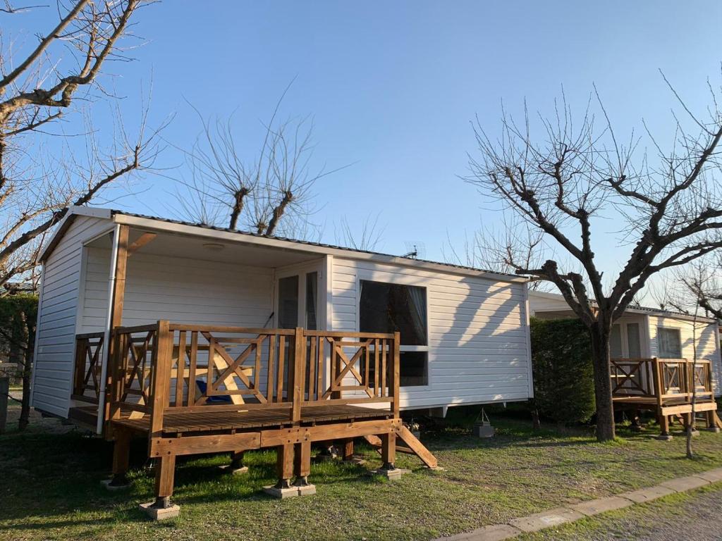 Casa móvil con porche y terraza en Camping Oliana, en Oliana