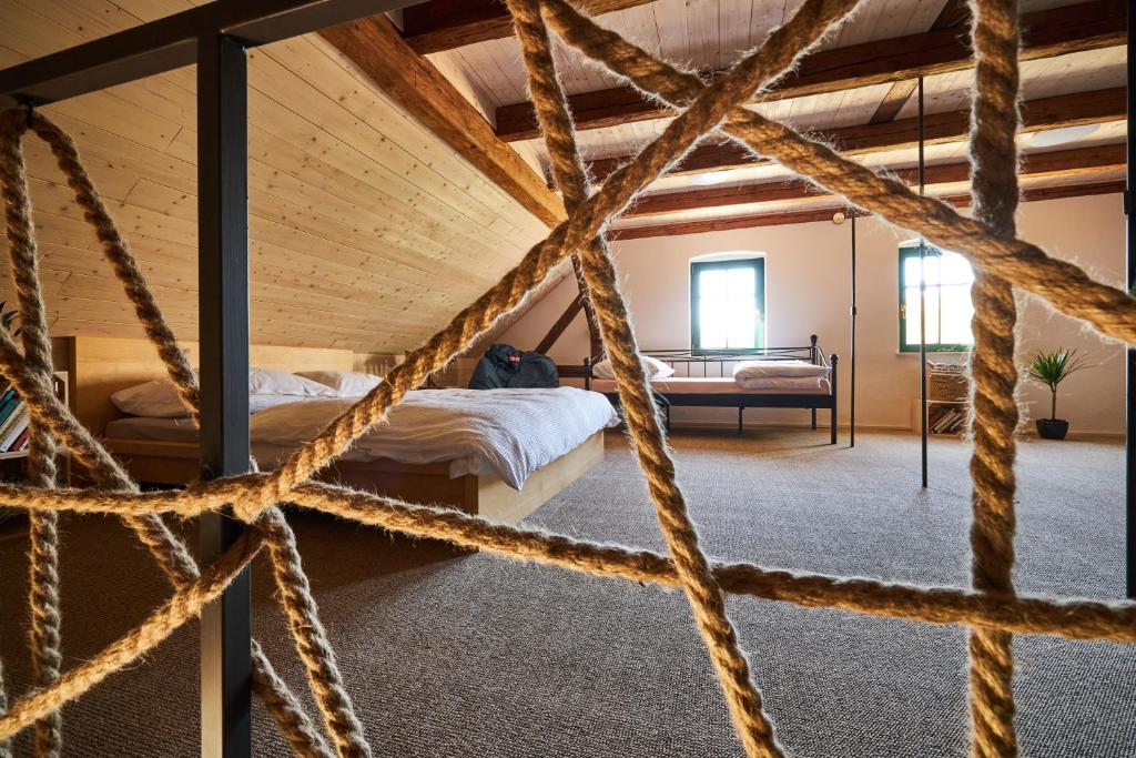 a room with a bed and a rope net at Statek 85 in Mařenice
