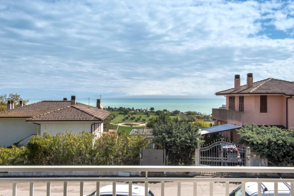 a view of the ocean from a house at N196 - Numana, delizioso bilocale con giardino e vista mare in Numana