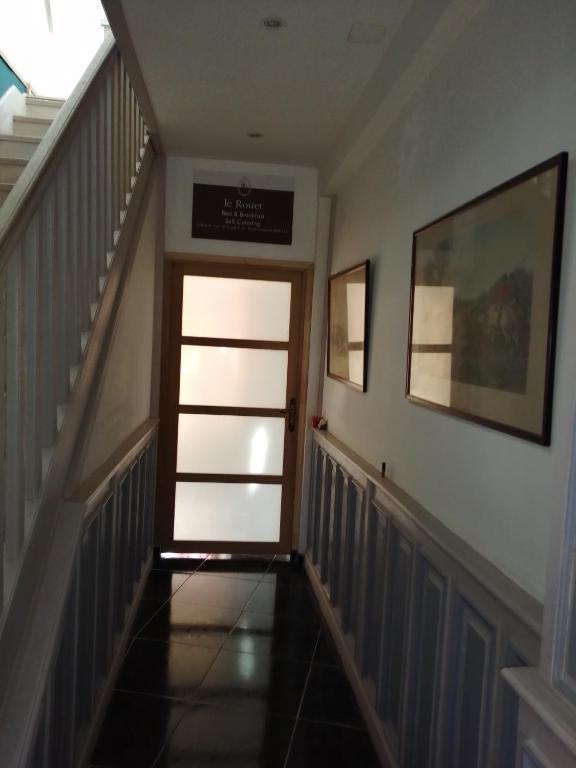 a hallway with a door in a building at Chambre-Studio en rez-de-jardin in Ytres