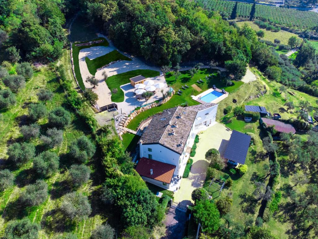 an aerial view of a house with a yard at Agriturismo Maison 1933 in Caprino Veronese
