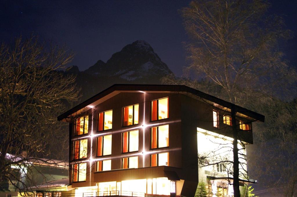 Nespecifikovaný výhled na hory nebo výhled na hory při pohledu z hotelu