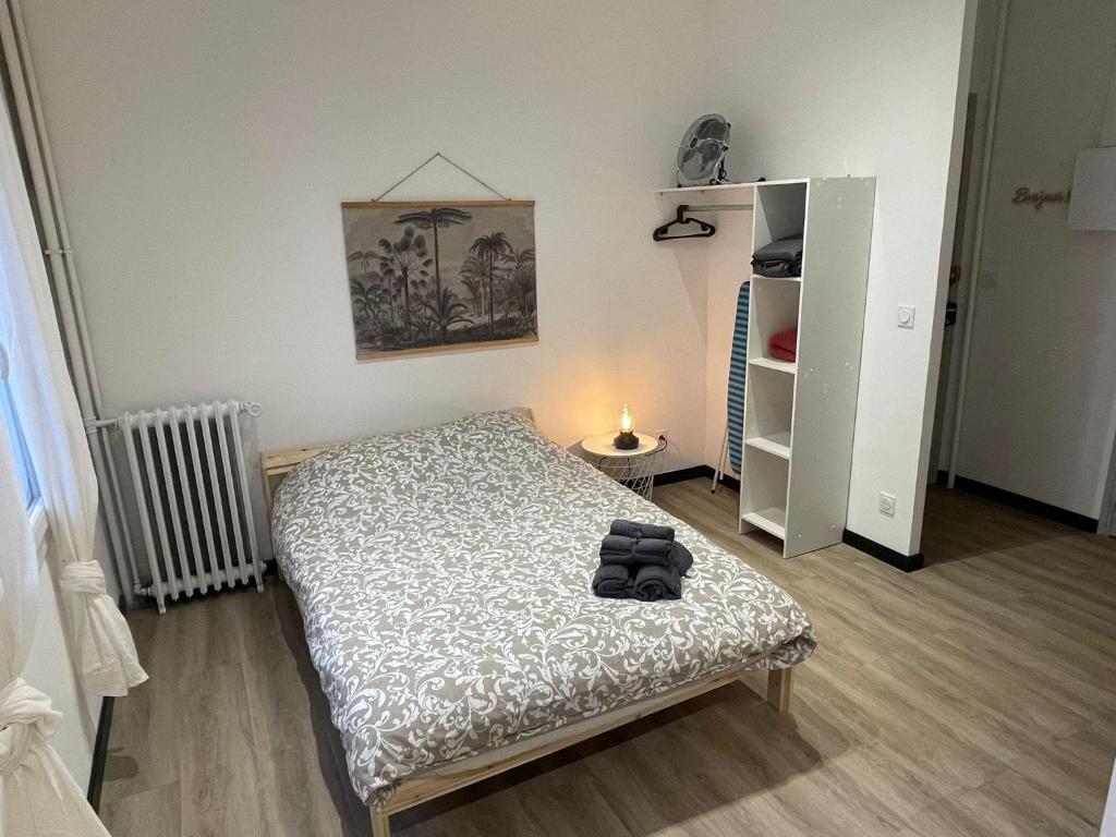 - une chambre avec un lit doté d'un sac noir dans l'établissement Studio - Téléphérique/Gare, à Toulon