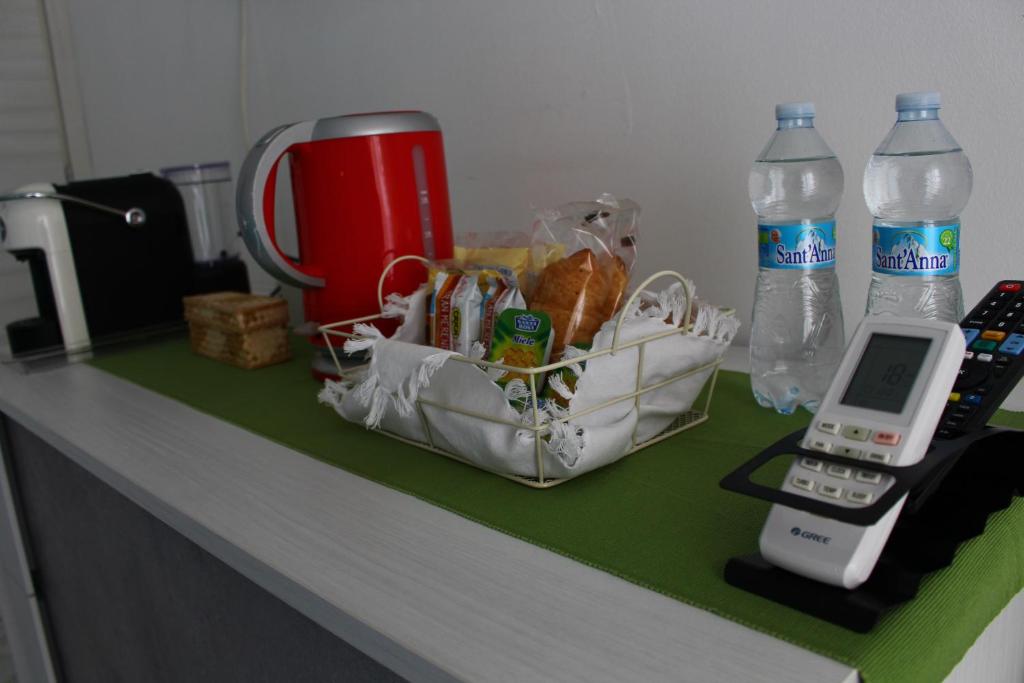 Příslušenství pro přípravu čaje a kávy v ubytování SoleLunaMare Guest House