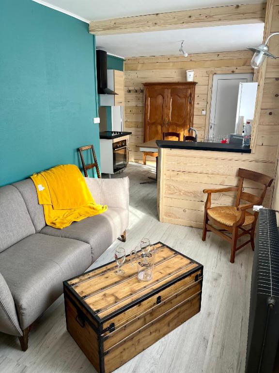 un salon avec un canapé et une table basse dans l'établissement Appart Chez NONO, à Patornay