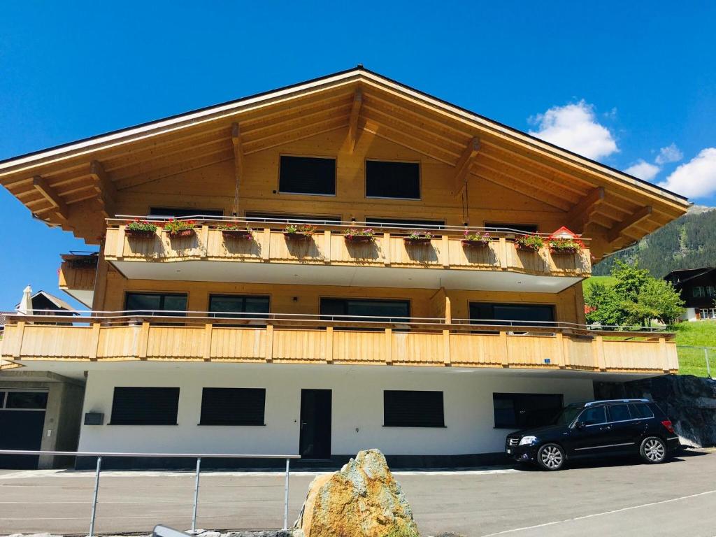 ein Gebäude mit Balkon darüber in der Unterkunft Chalet Mila in Grindelwald