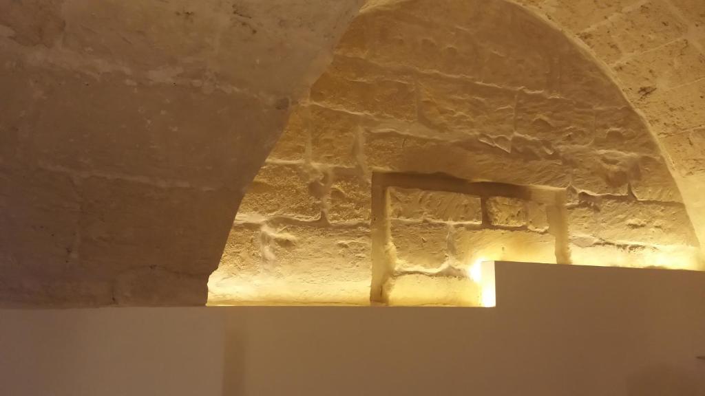 - une vue sur le plafond d'une chambre dans une grotte dans l'établissement B&B Corte Dei Taralli, à Lecce