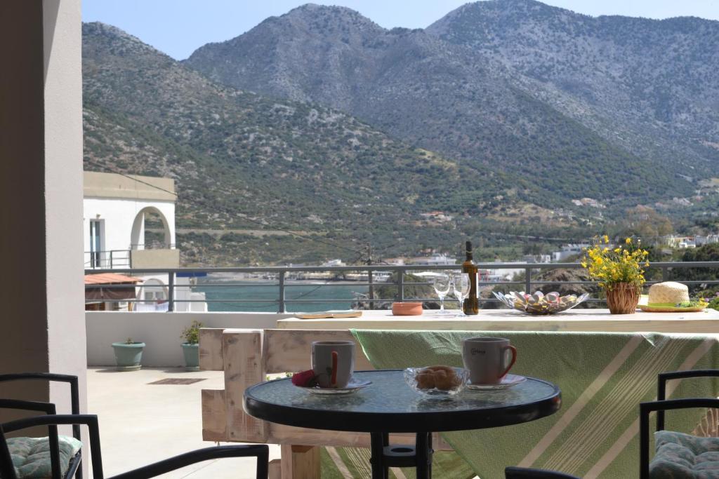 een tafel op een balkon met uitzicht op de bergen bij Bali House in Balíon