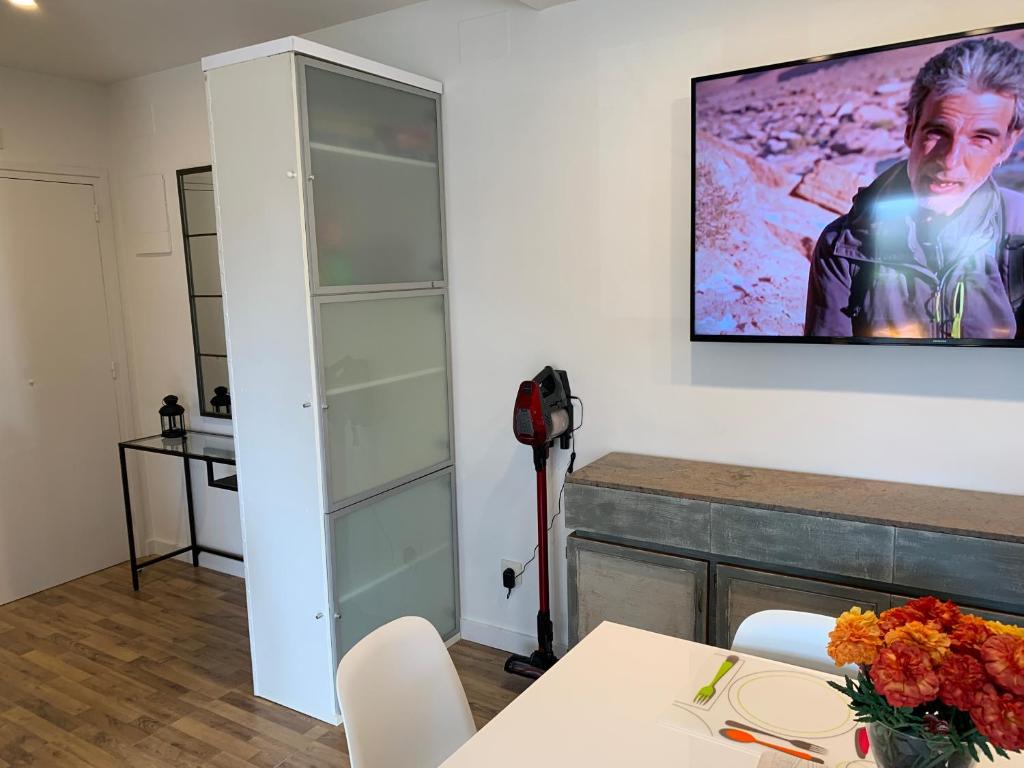 A television and/or entertainment centre at Mas Pinell 3 -Viu bé