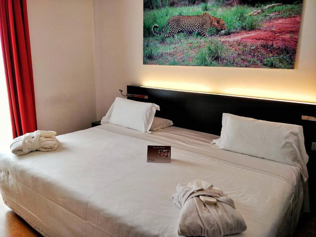 Postel nebo postele na pokoji v ubytování Card International Hotel