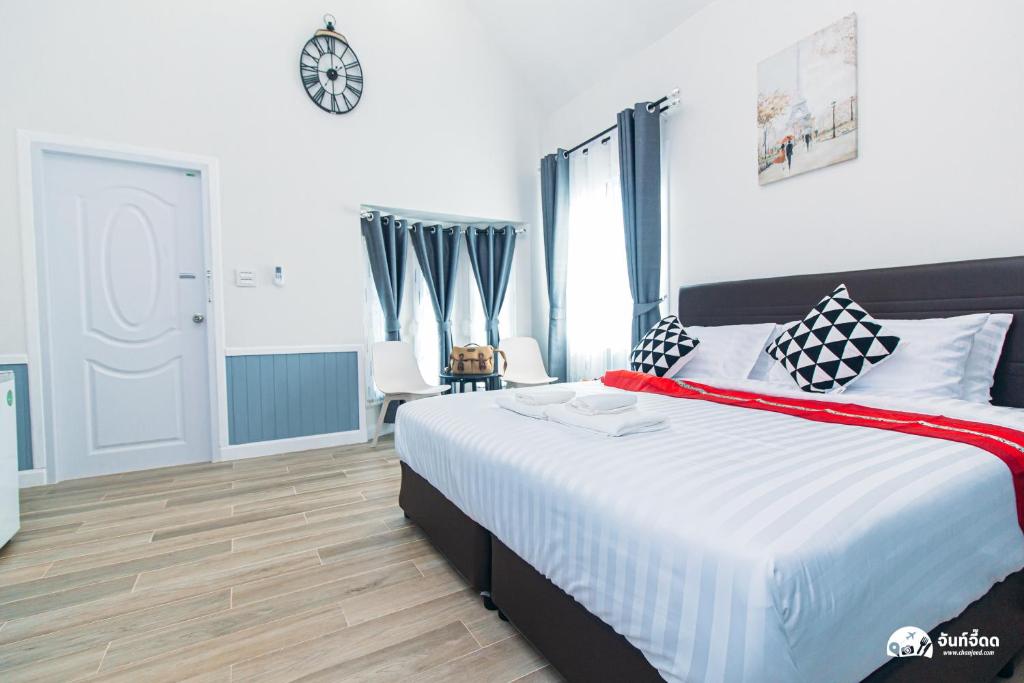 Postel nebo postele na pokoji v ubytování สวนจันท์วาส รีสอร์ท - Suan Chanthwad Resort