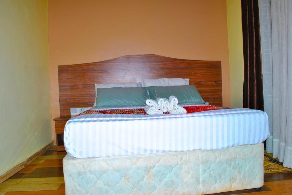 Llit o llits en una habitació de Hôtel Saint Jean Leopold