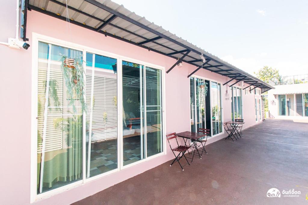Balkón nebo terasa v ubytování สวนจันท์วาส รีสอร์ท - Suan Chanthwad Resort