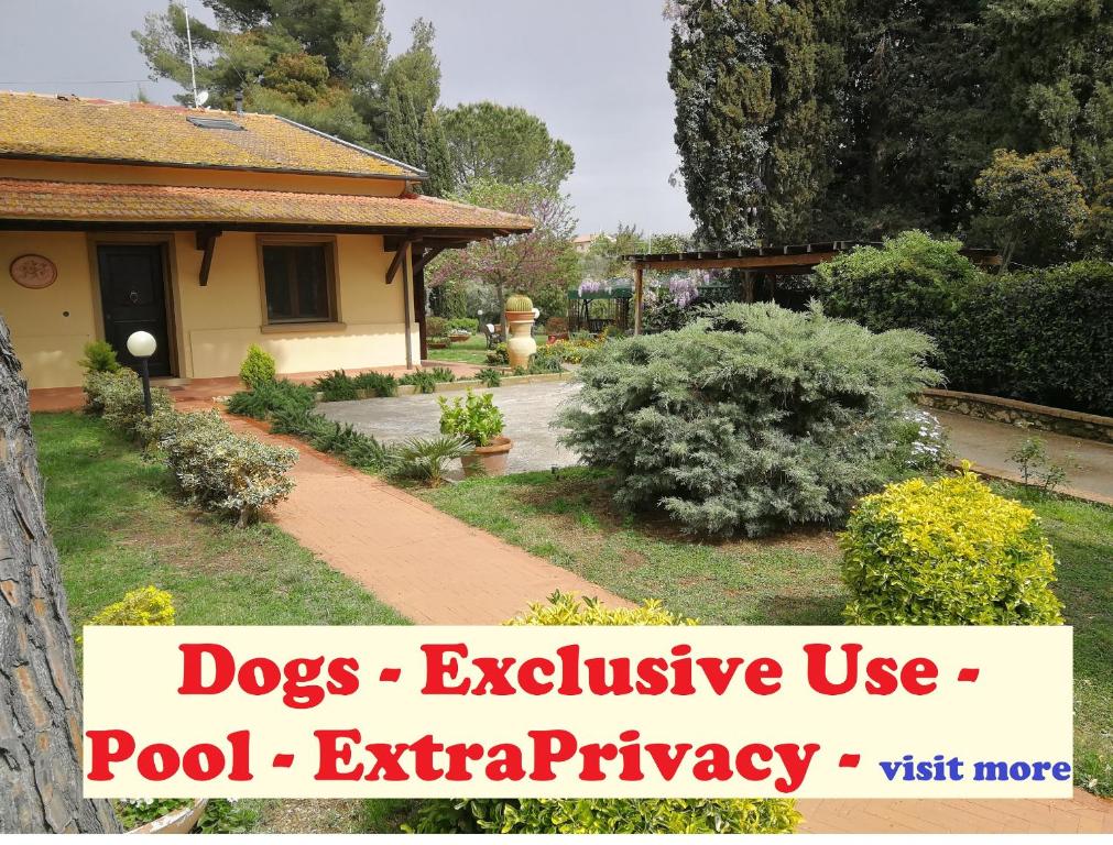 un jardín con una casa y un cartel que dice que los perros usan la entrada exclusiva de la piscina en PerLei - Beggi, en Casale Marittimo
