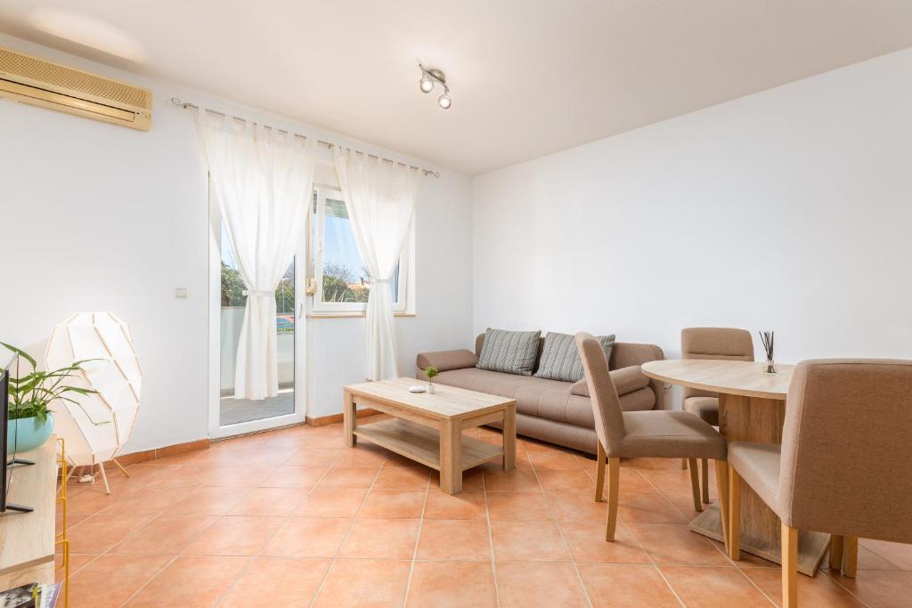 - un salon avec un canapé et une table dans l'établissement Cozy little place in amazing Istria, à Peroj