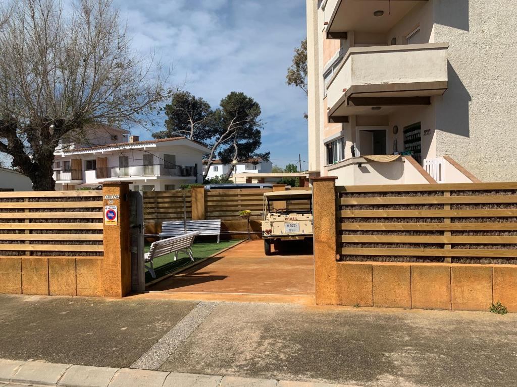 a fence in front of a house with a truck at Mas Pinell 3 -Viu bé in L'Estartit