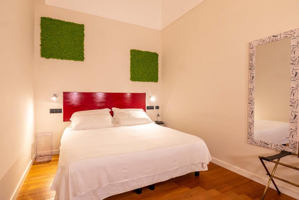 Una cama o camas en una habitación de Villa Lara Hotel