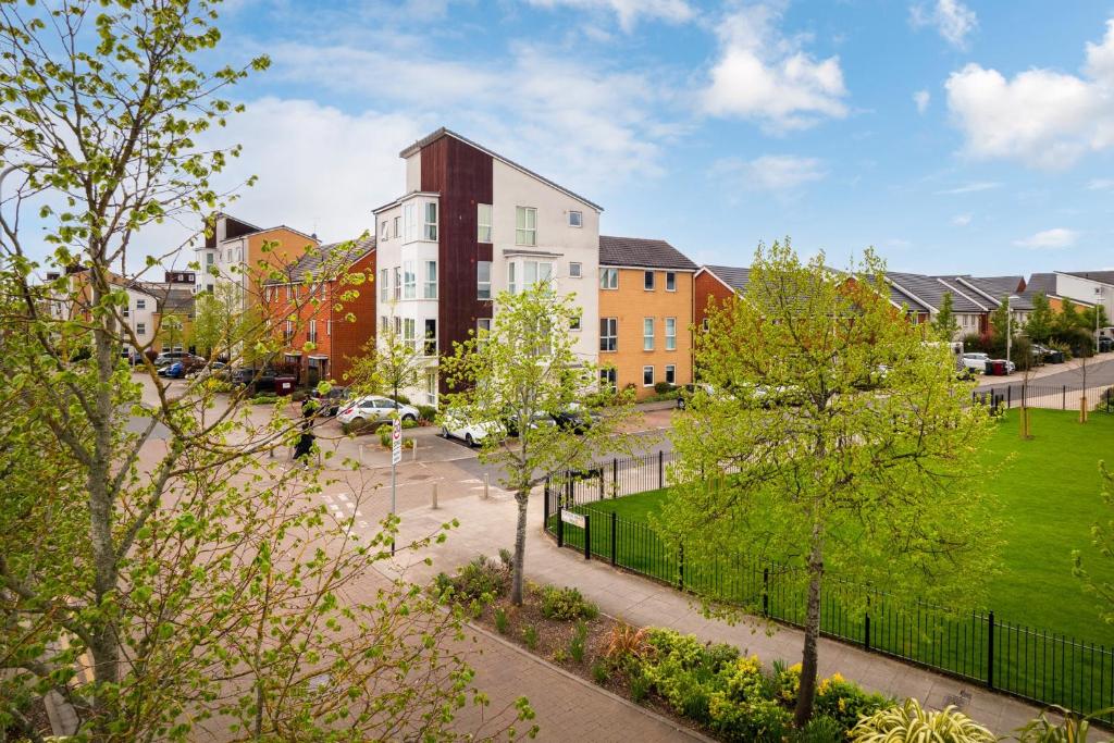 - une vue sur un parc avec des bâtiments et des arbres dans l'établissement Stylish Serviced Apartment in Reading, à Reading