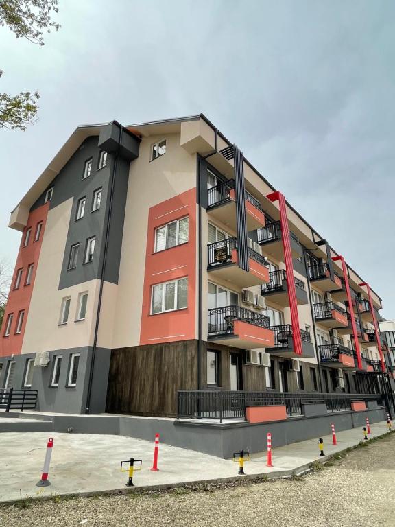um edifício de apartamentos com vermelho e branco em Vivko Apartments em Veliko Gradište