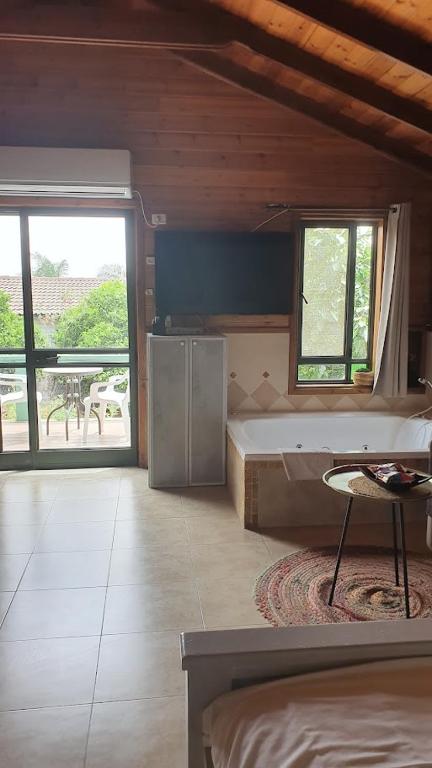 Postel nebo postele na pokoji v ubytování Sharvit Hakesem