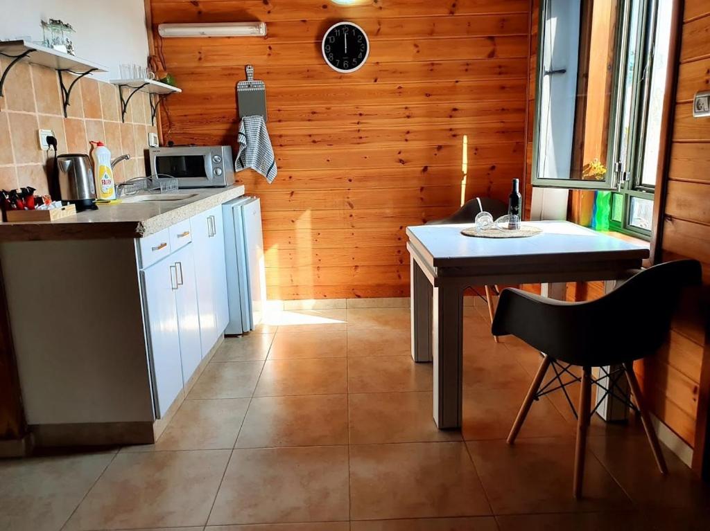 Kuchyň nebo kuchyňský kout v ubytování Sharvit Hakesem