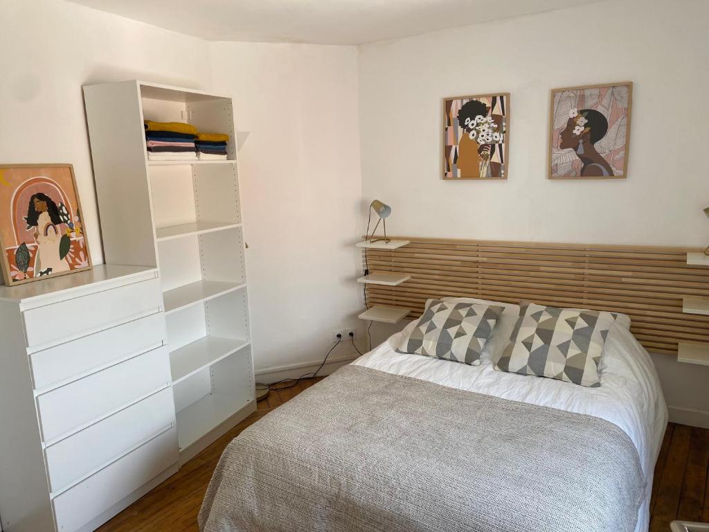sypialnia z łóżkiem i komodą w obiekcie 2nd floor Cozy Central Flat with free parking w mieście Boulogne-sur-Mer