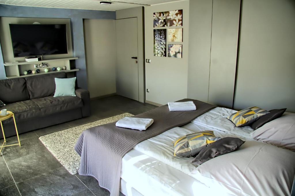 Postel nebo postele na pokoji v ubytování Kwiatowa6 Apartamenty Szczawnica