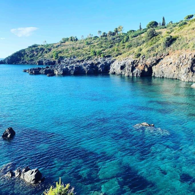 duży zbiornik wody obok skalistego brzegu w obiekcie Casa Vacanze Desirèe w mieście Scalea