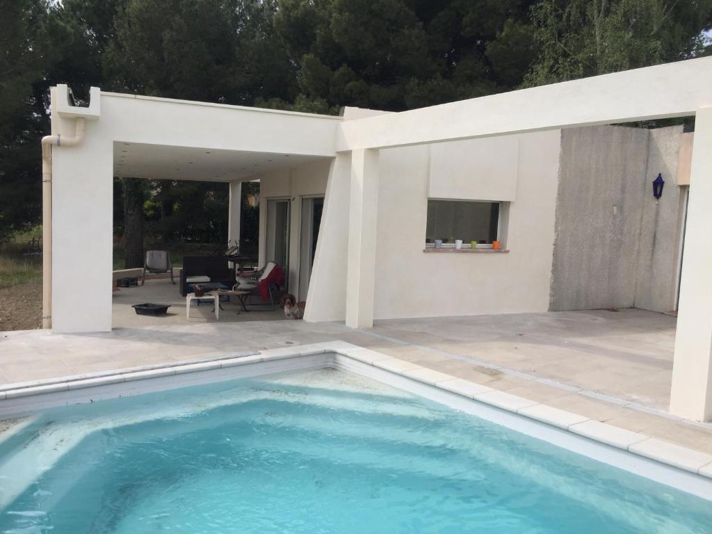 une piscine devant une maison dans l'établissement Villa de la gare, à Montbazin