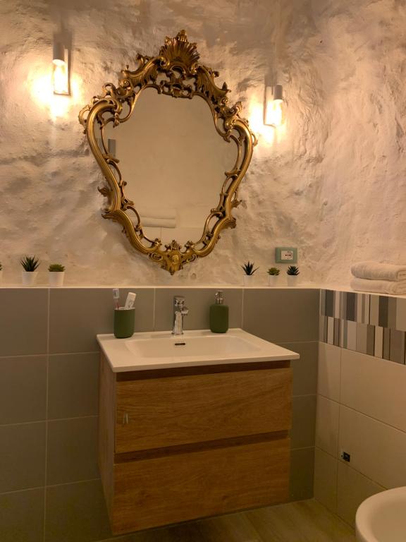łazienka z umywalką i lustrem na ścianie w obiekcie Casa Vacanze Desirèe w mieście Scalea