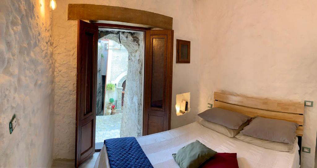 a bedroom with a bed and an open door at Casa Vacanze Desirèe in Scalea