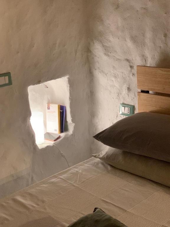 sypialnia z łóżkiem i oknem w obiekcie Casa Vacanze Desirèe w mieście Scalea