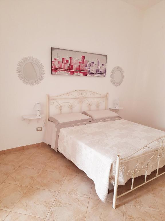 a bedroom with a bed and a painting on the wall at il Pascià Affittacamere in Otranto