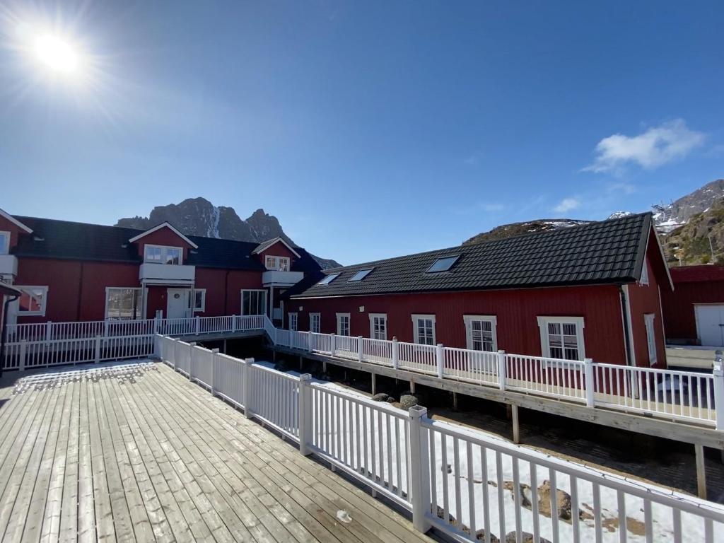 SennesvikにあるRorbu 8 Middagstinden - Ure Lofotenの遊歩道の白柵付赤い建物